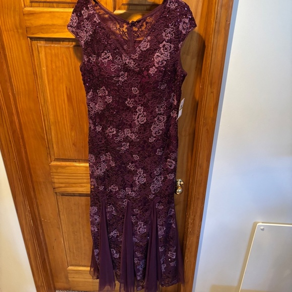 Alex Evenings Long Cap Sleeve Embroidered Fit & Flare Dress with Godet Skirt - Picture 2 of 9